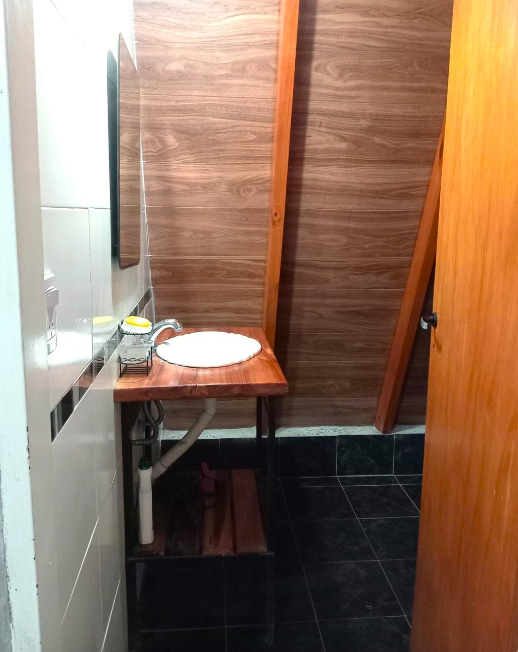 Hermosa cabaña de madera sobre lote arbolado
