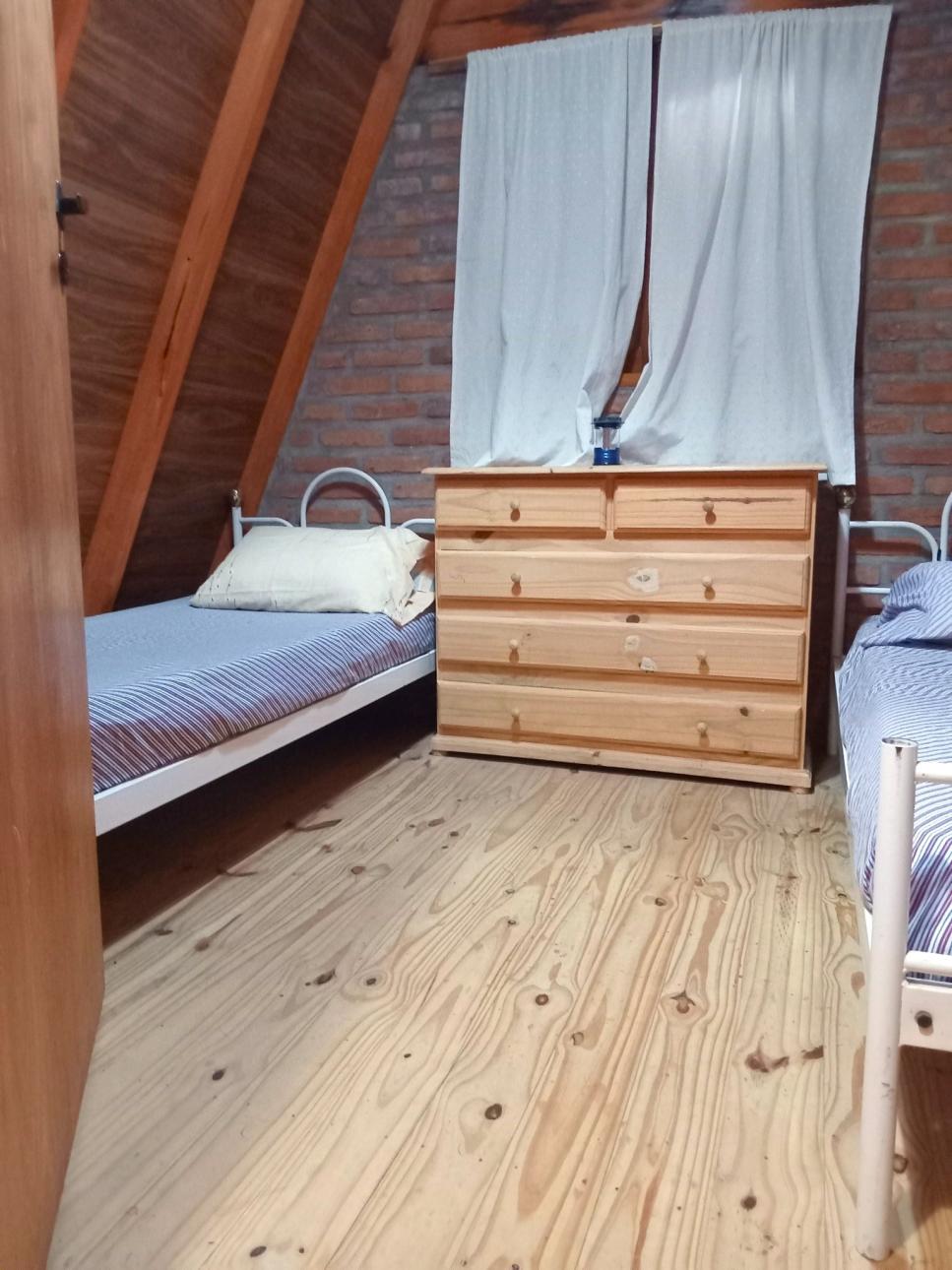 Hermosa cabaña de madera sobre lote arbolado