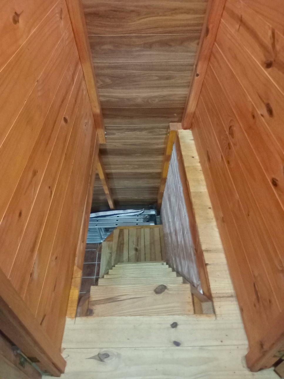 Hermosa cabaña de madera sobre lote arbolado