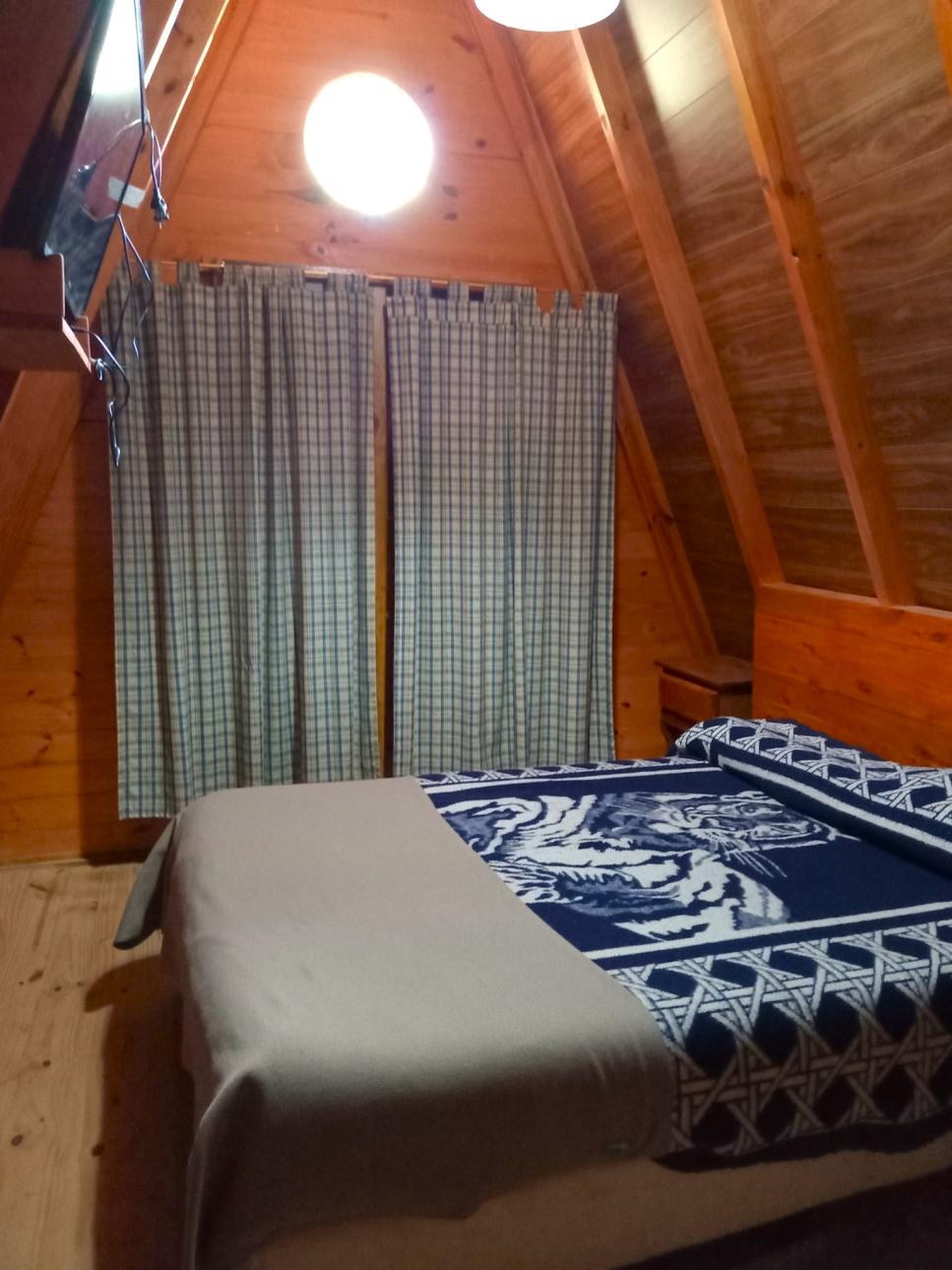 Hermosa cabaña de madera sobre lote arbolado