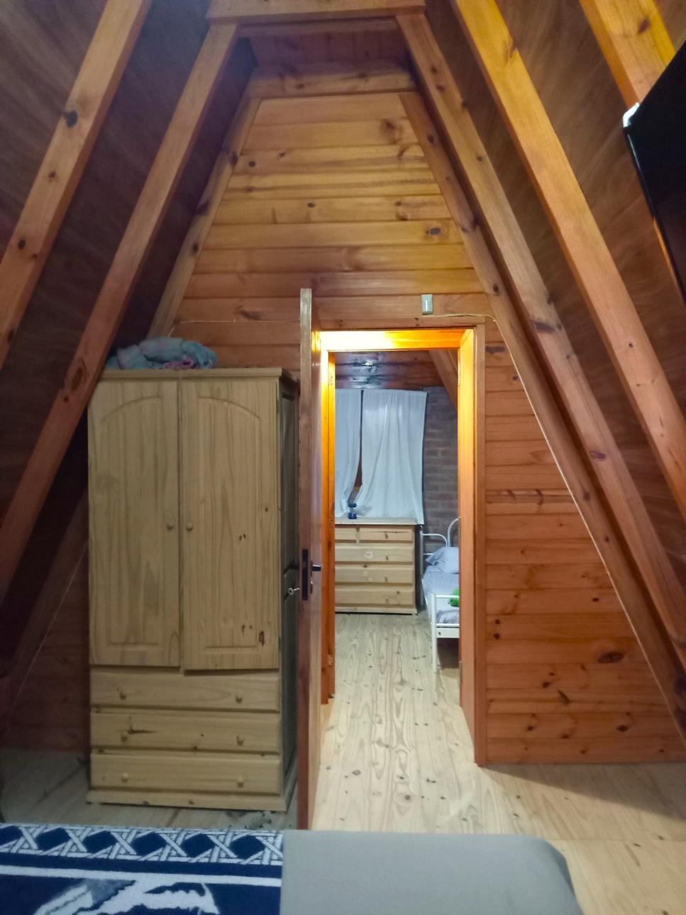 Hermosa cabaña de madera sobre lote arbolado
