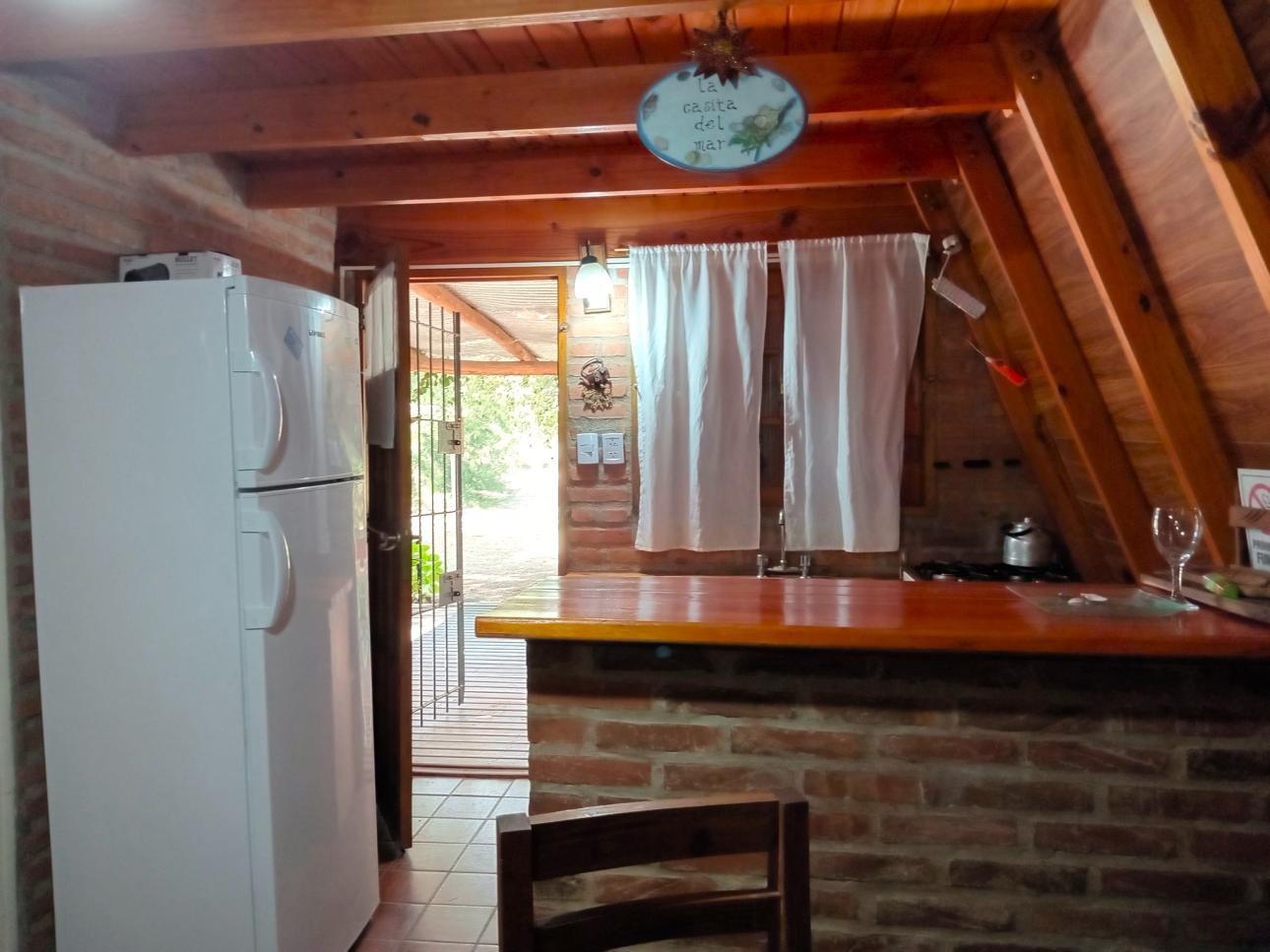 Hermosa cabaña de madera sobre lote arbolado