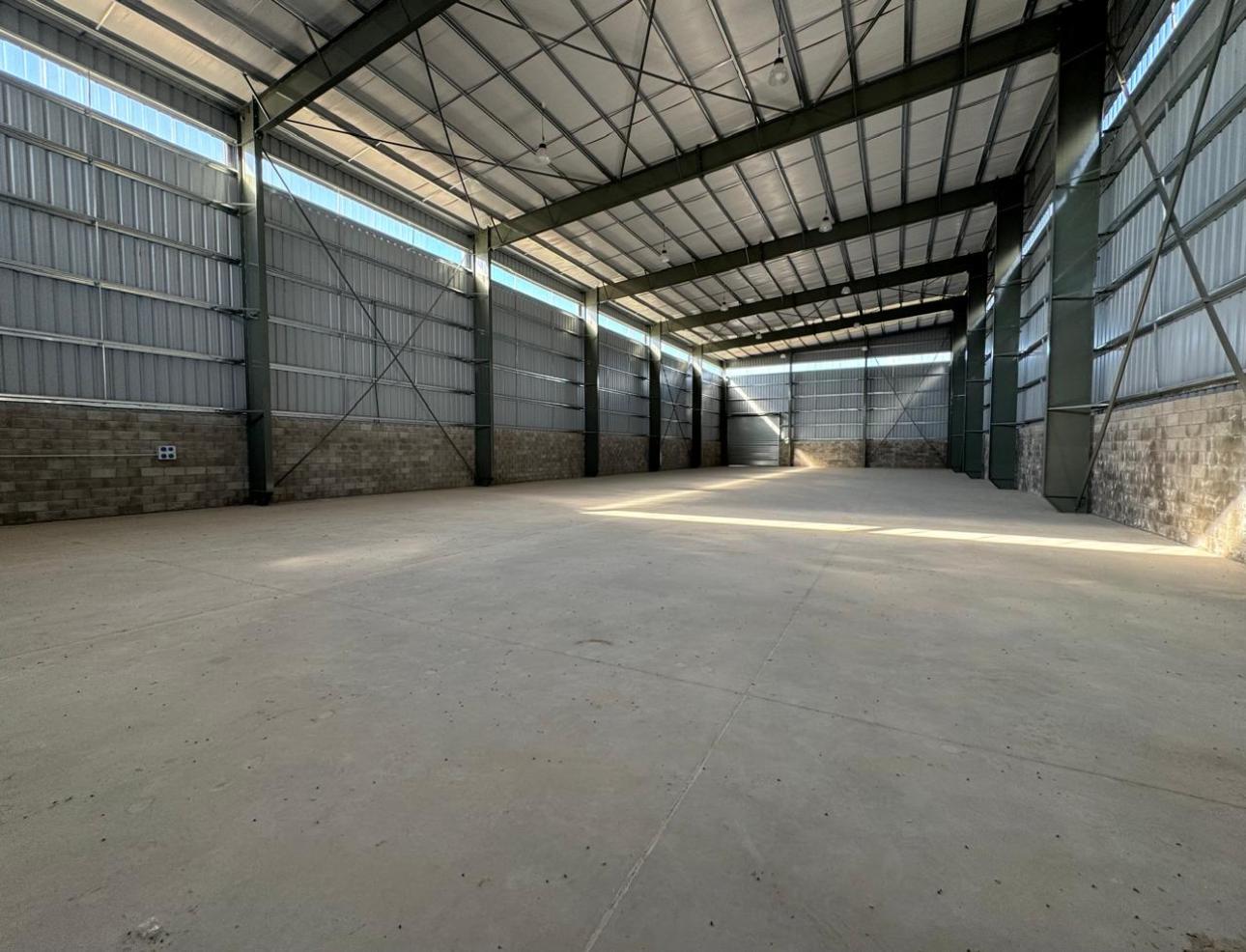 1840 m2 a Estrenar en Parque Industrial