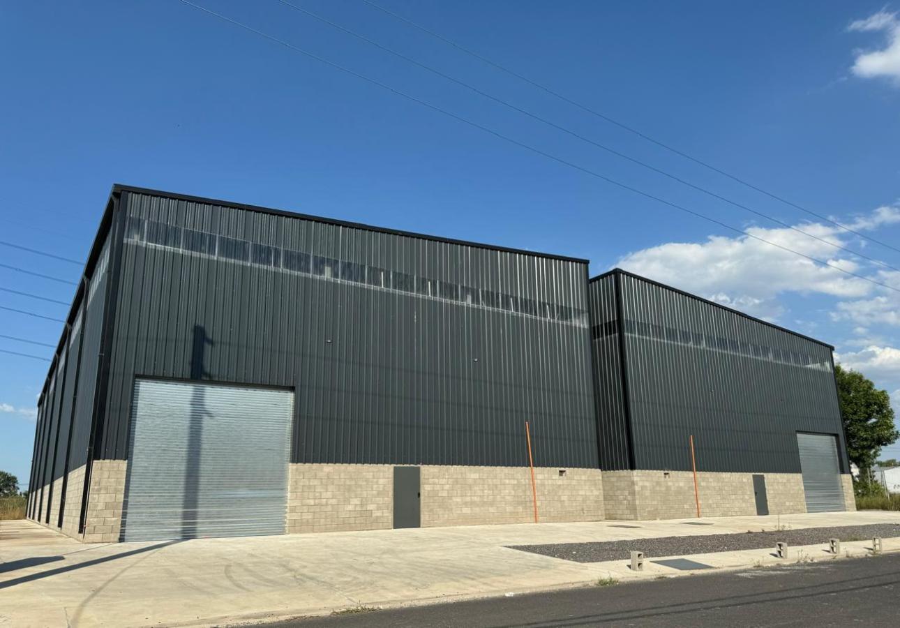 1840 m2 a Estrenar en Parque Industrial