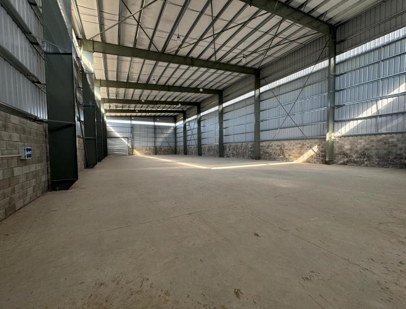 1840 m2 a Estrenar en Parque Industrial