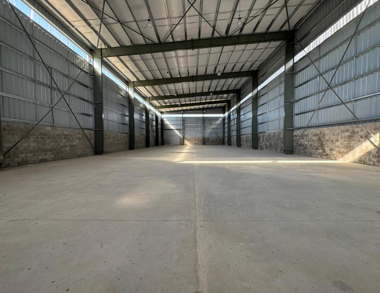 1840 m2 a Estrenar en Parque Industrial