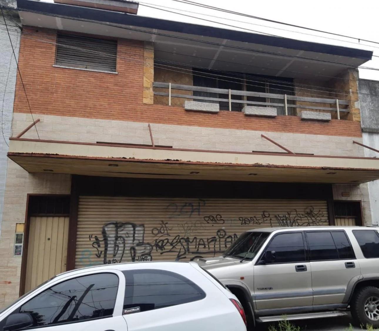 Galpón 930 m2 con 2 Deptos. 250 m2