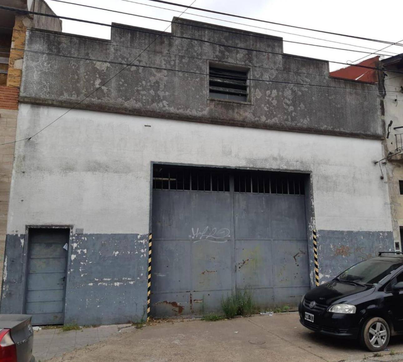 Galpón 930 m2 con 2 Deptos. 250 m2