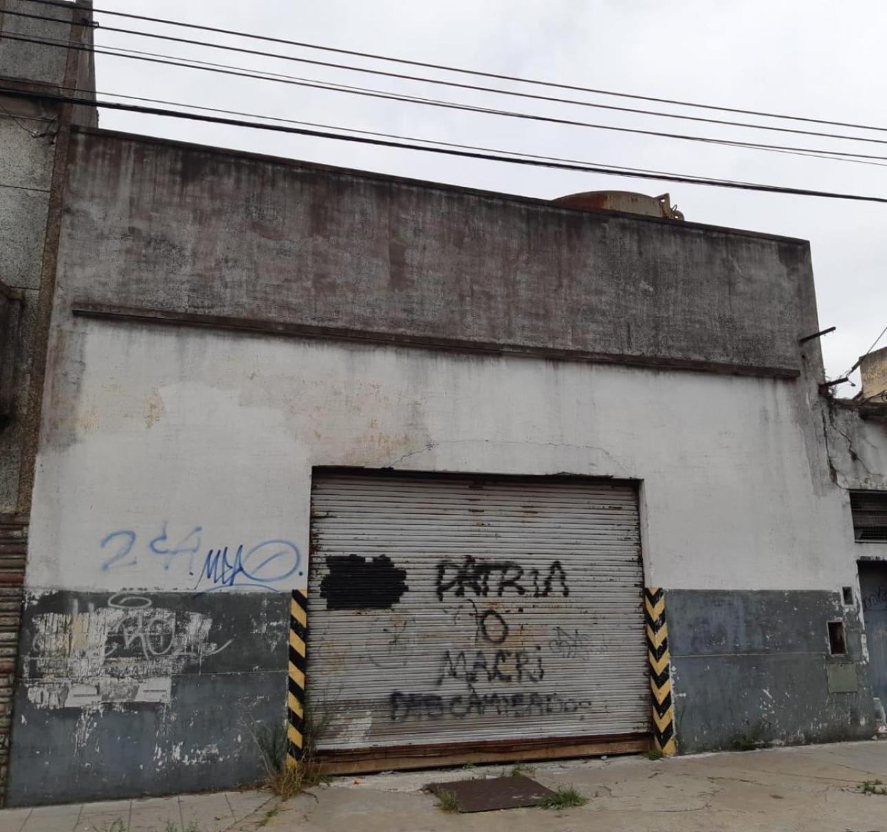 Galpón 930 m2 con 2 Deptos. 250 m2