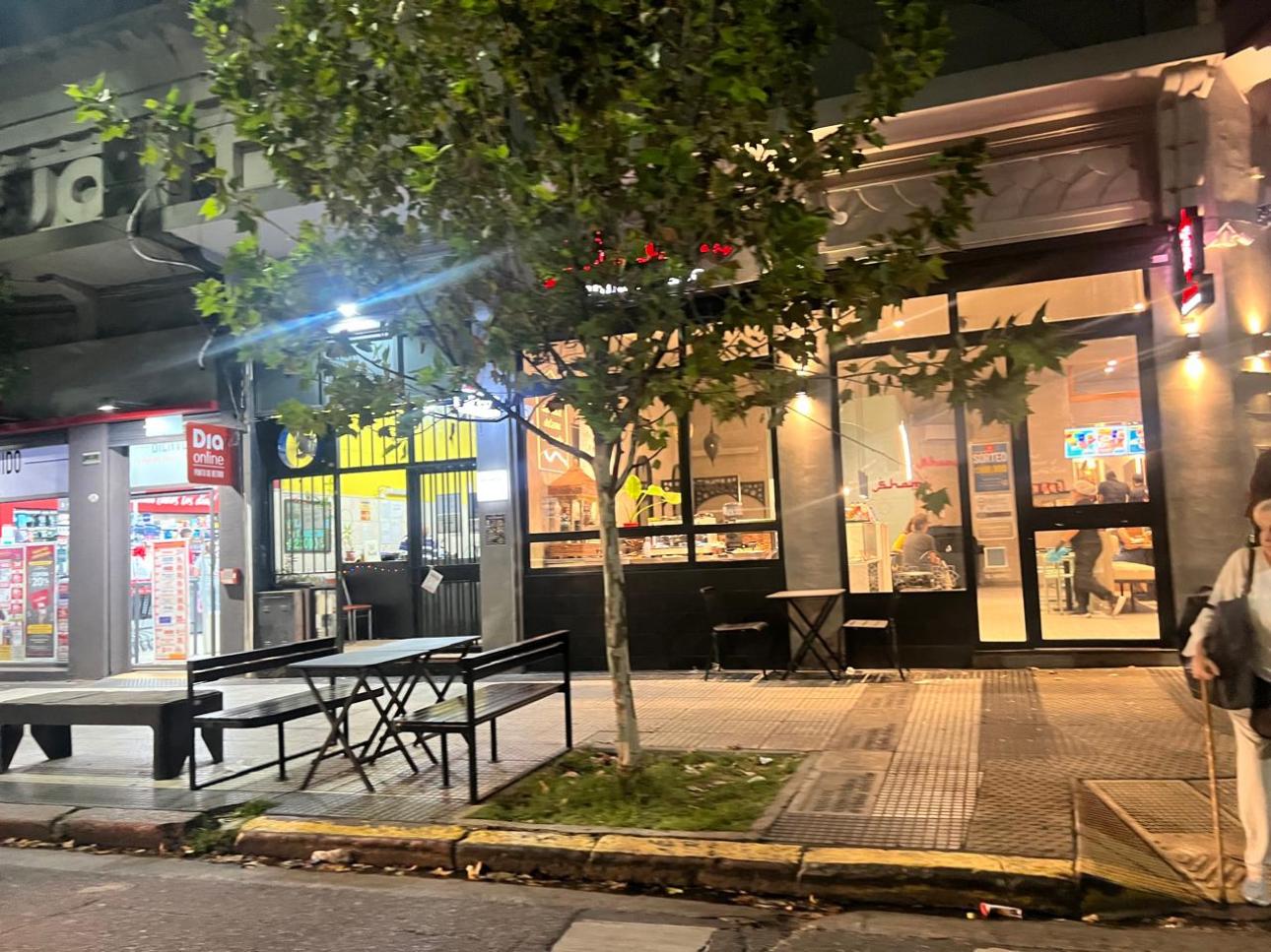 Excelente local comercial sobre Alvarez Jonte 5200, vVlla Re