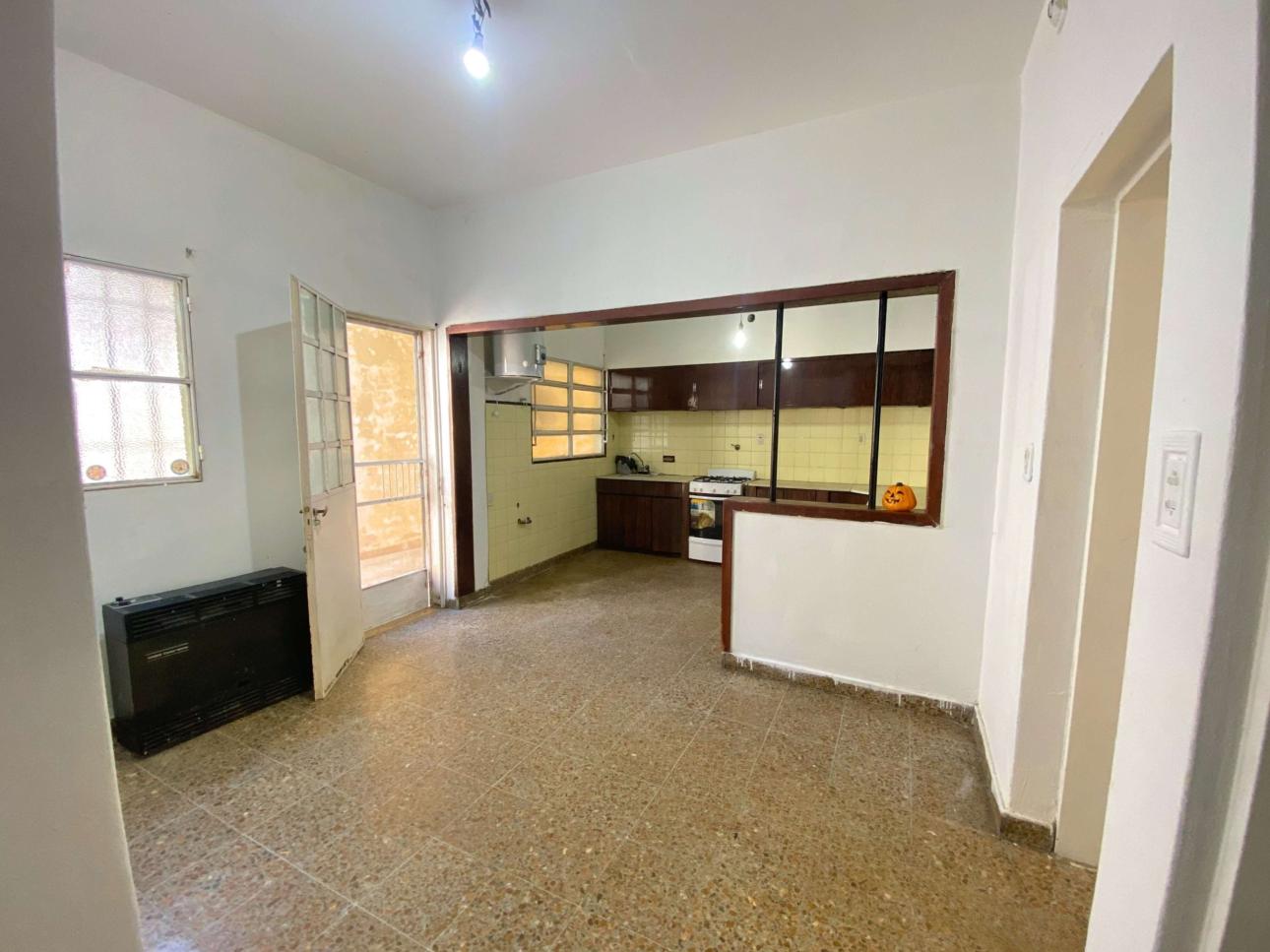 Casa de 4 ambientes con patio y cochera