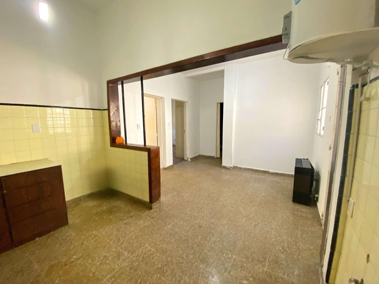 Casa de 4 ambientes con patio y cochera