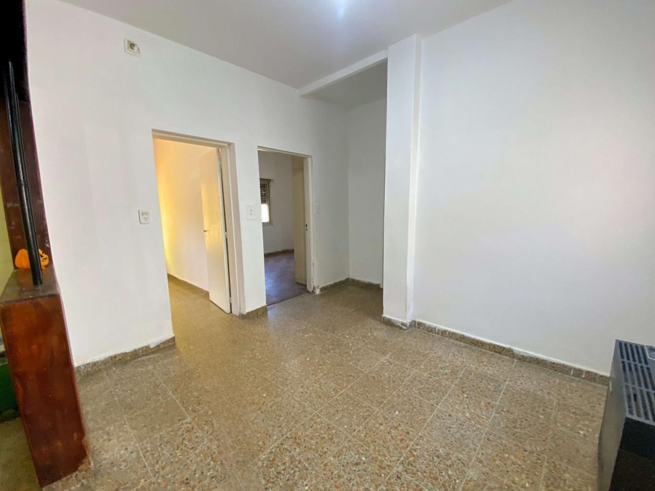 Casa de 4 ambientes con patio y cochera