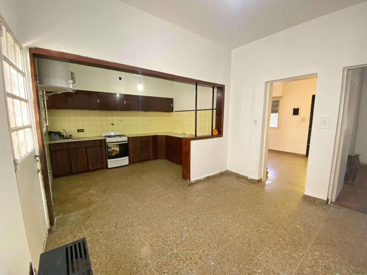 Casa de 4 ambientes con patio y cochera