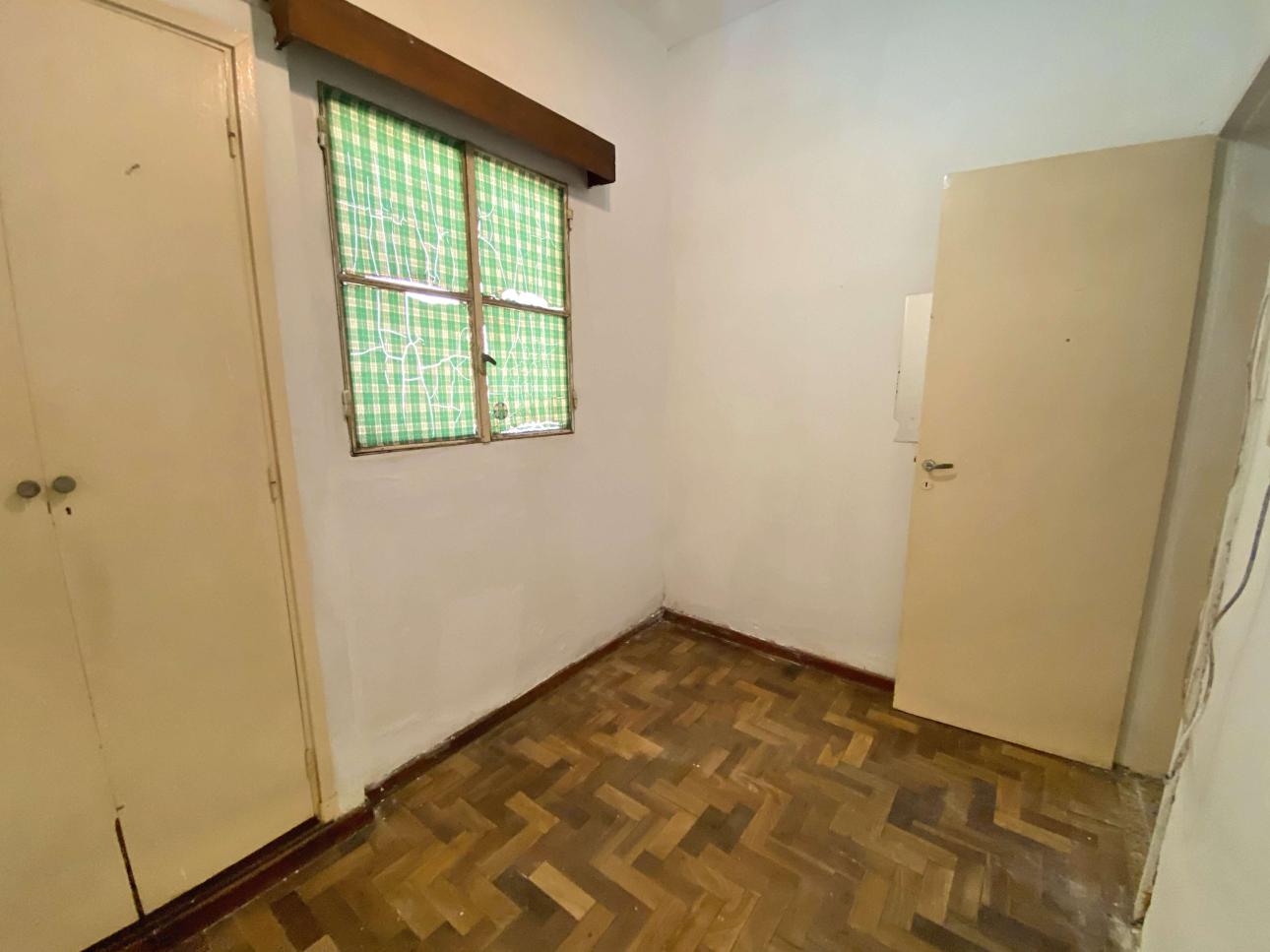 Casa de 4 ambientes con patio y cochera