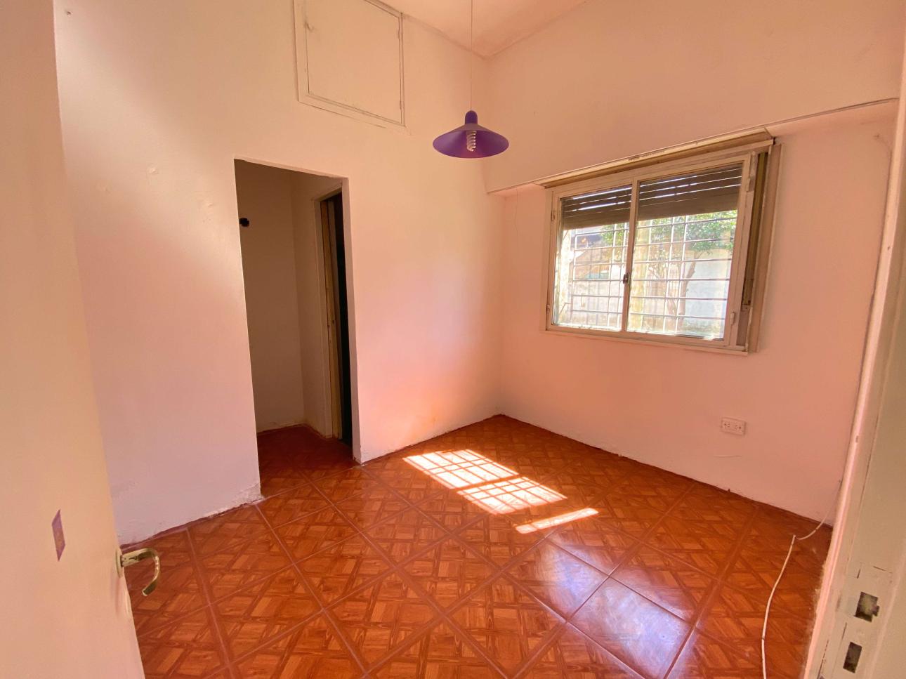 Casa de 4 ambientes con patio y cochera