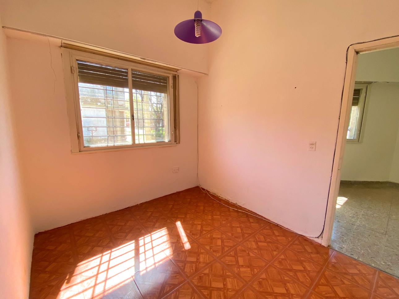 Casa de 4 ambientes con patio y cochera