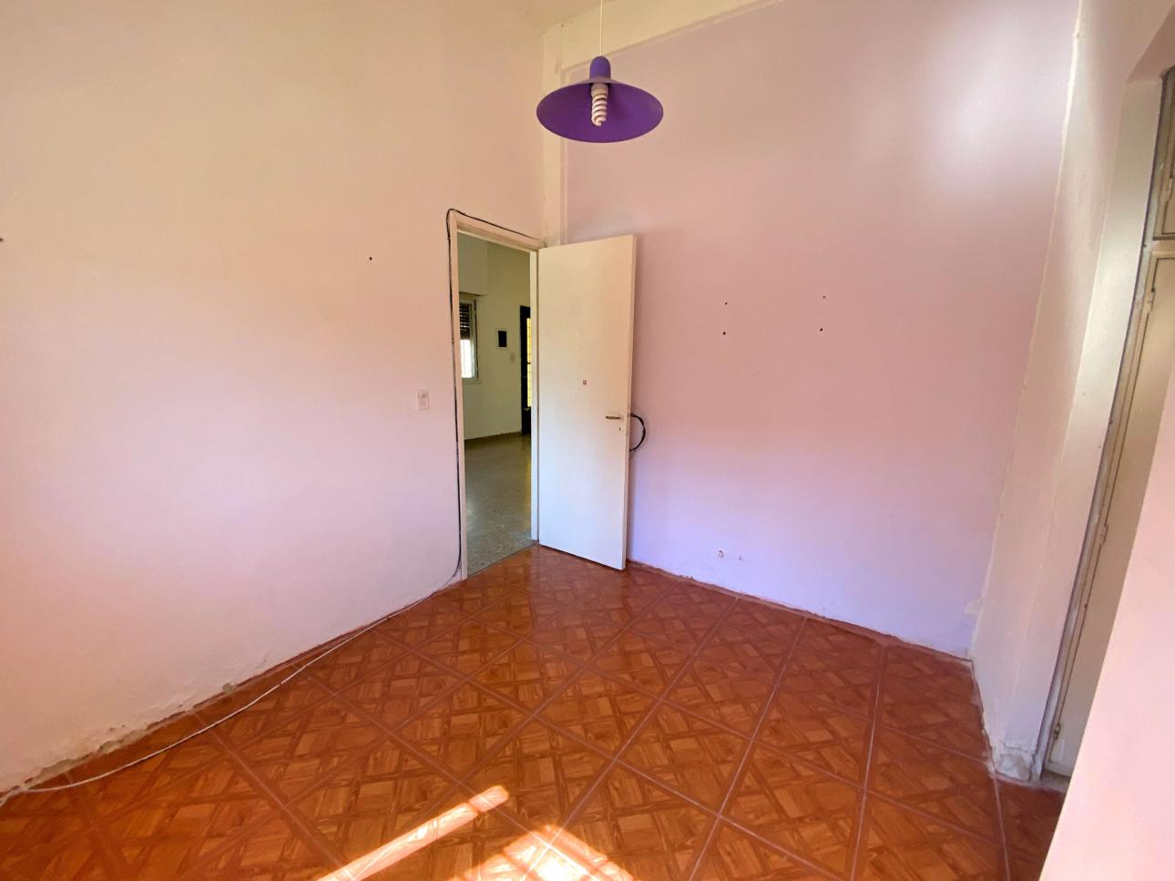 Casa de 4 ambientes con patio y cochera
