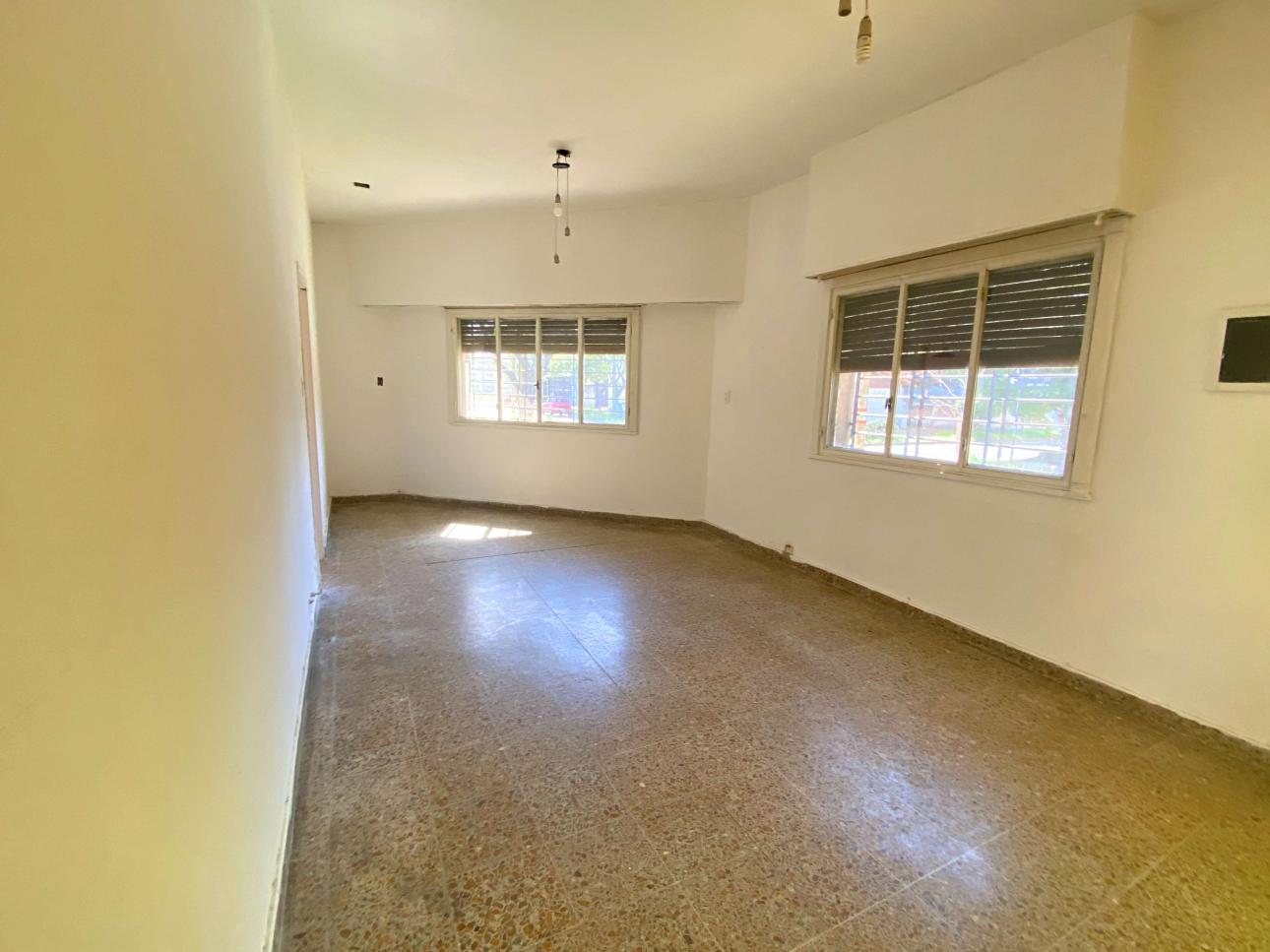 Casa de 4 ambientes con patio y cochera