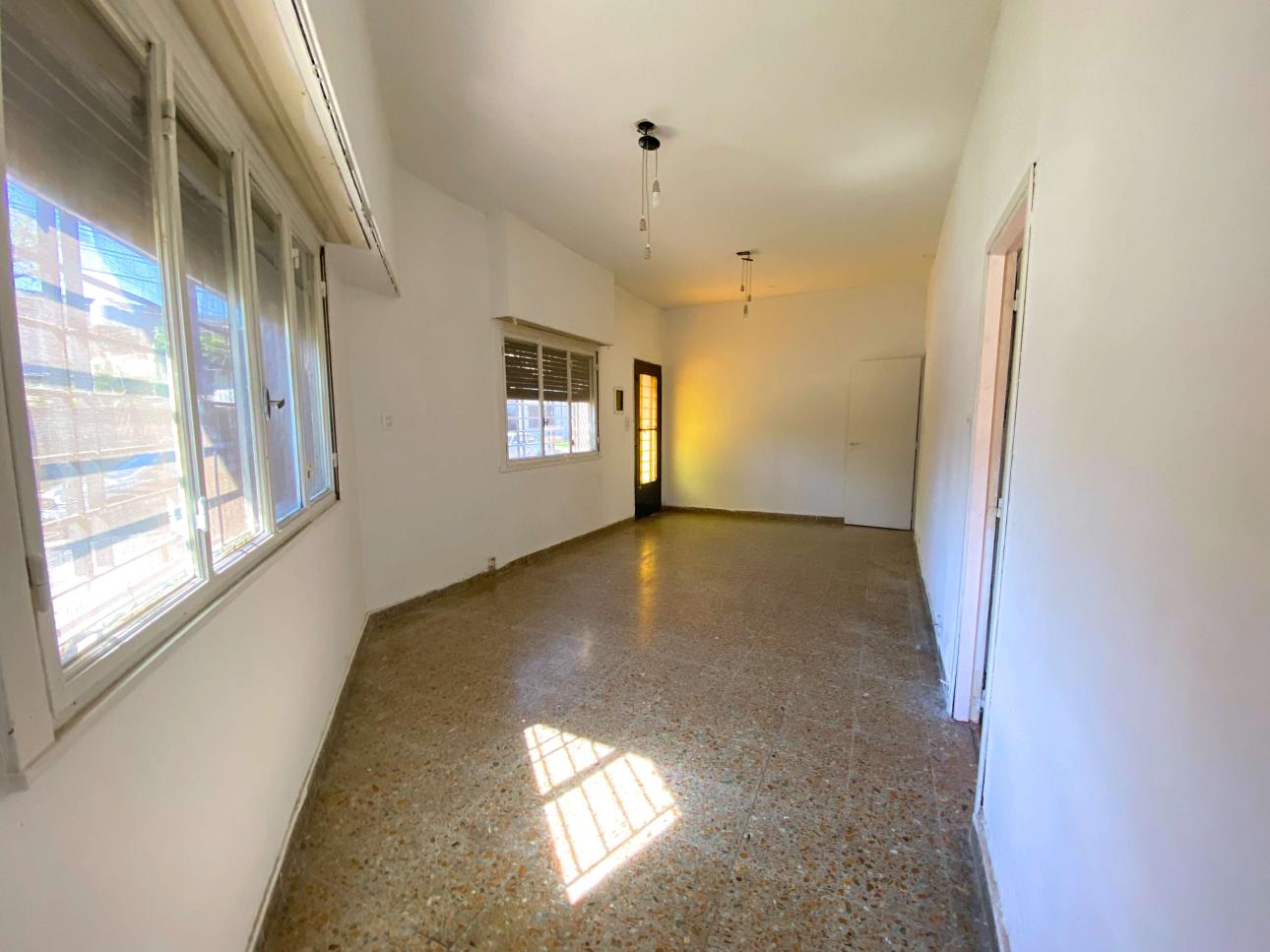 Casa de 4 ambientes con patio y cochera