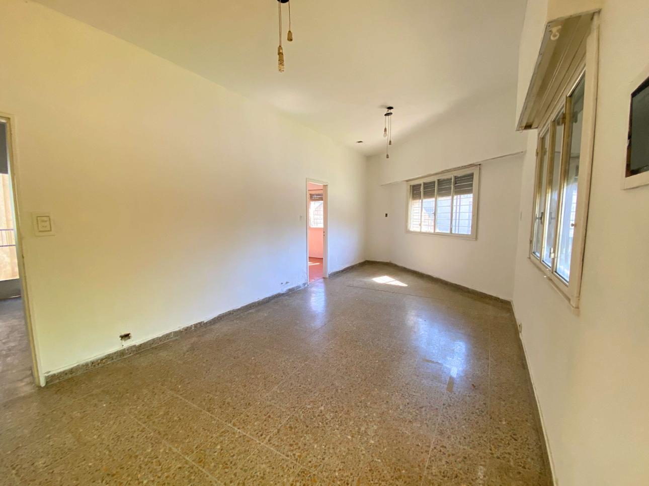 Casa de 4 ambientes con patio y cochera