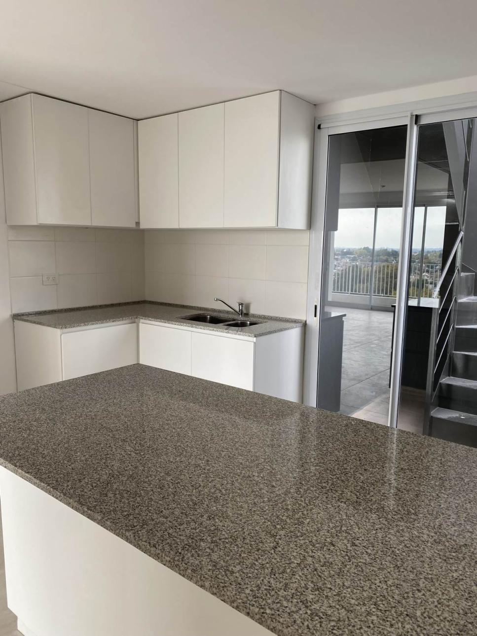 DEPARTAMENTO DE TRES AMBIENTES CON TERRAZA PRIVADA