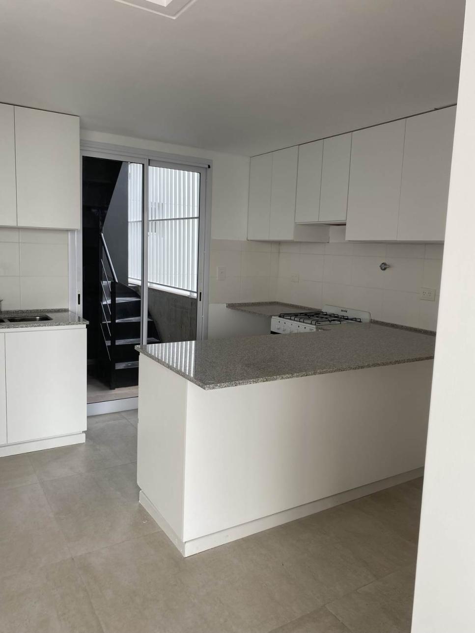 DEPARTAMENTO DE TRES AMBIENTES CON TERRAZA PRIVADA