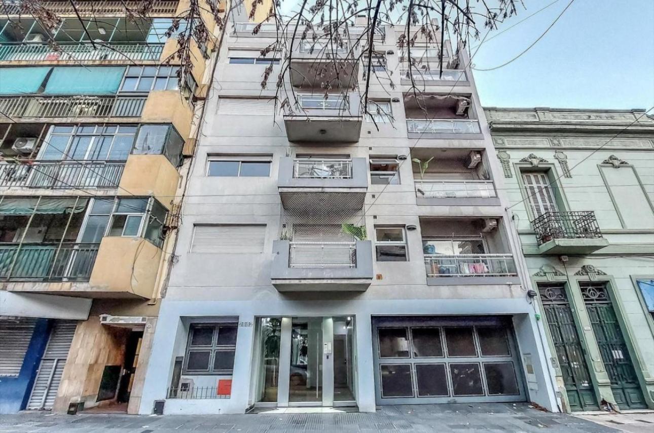 HERMOSO DEPARTAMENTO DE 2 AMBIENTES CON BALCON Y COCHERA