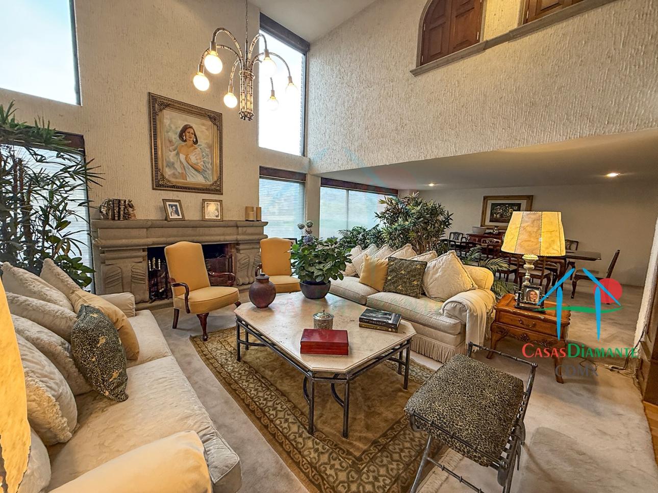 Casa en Venta en Interlomas con Jardín, Cava y 4 Recámaras