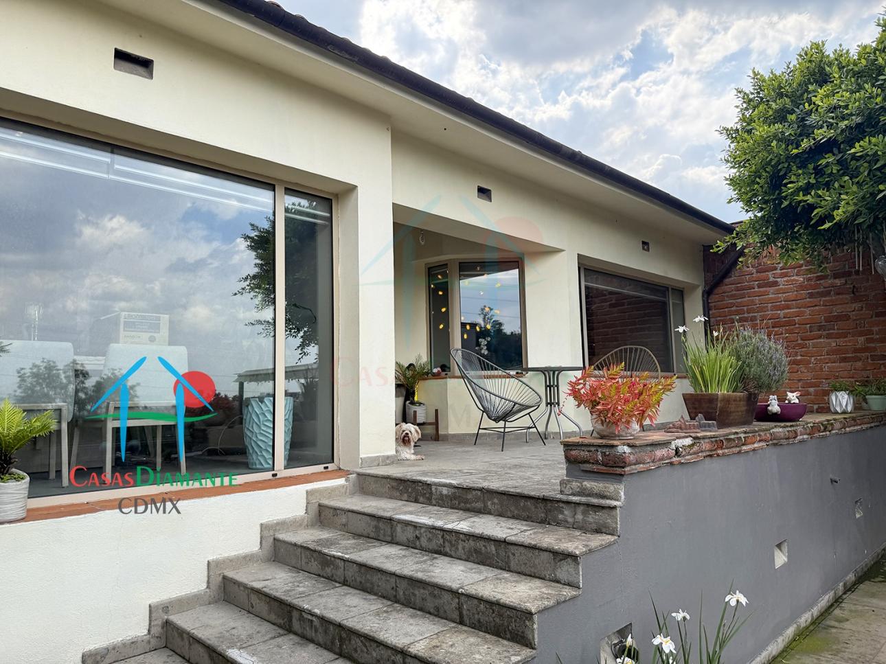 Casa con Terraza, Estudio y Seguridad 24/7 en 3 Niveles