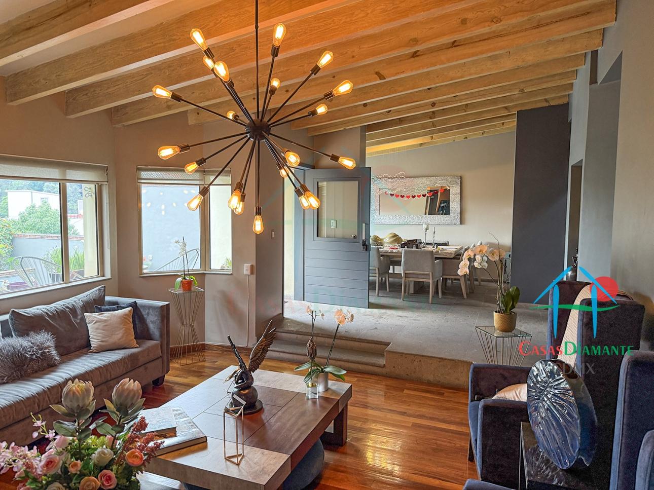 Casa con Terraza, Estudio y Seguridad 24/7 en 3 Niveles