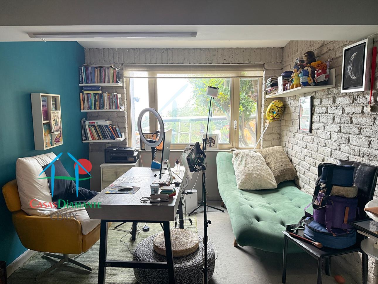 Casa con Terraza, Estudio y Seguridad 24/7 en 3 Niveles
