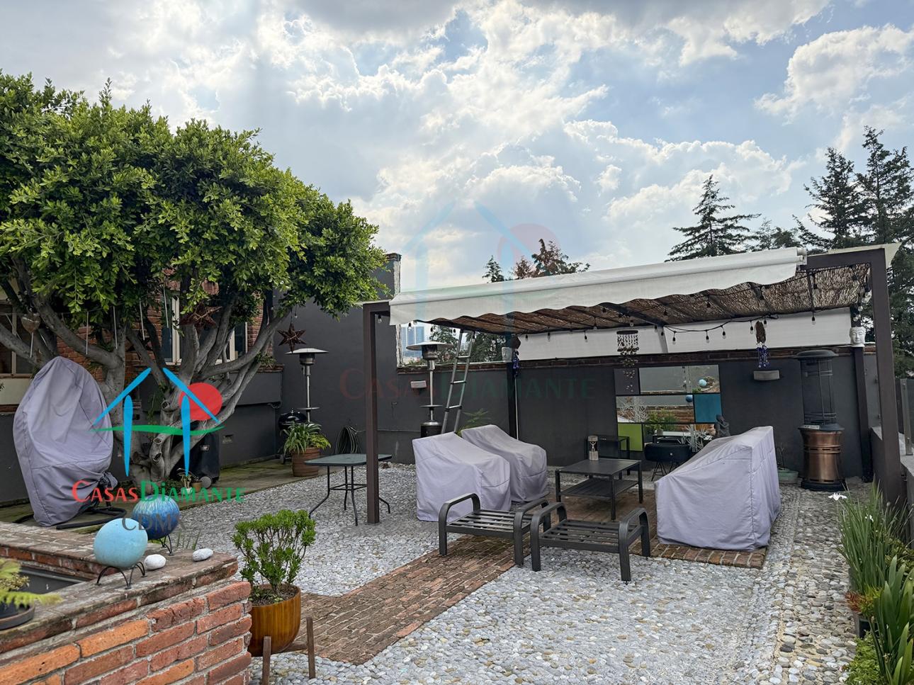 Casa con Terraza, Estudio y Seguridad 24/7 en 3 Niveles