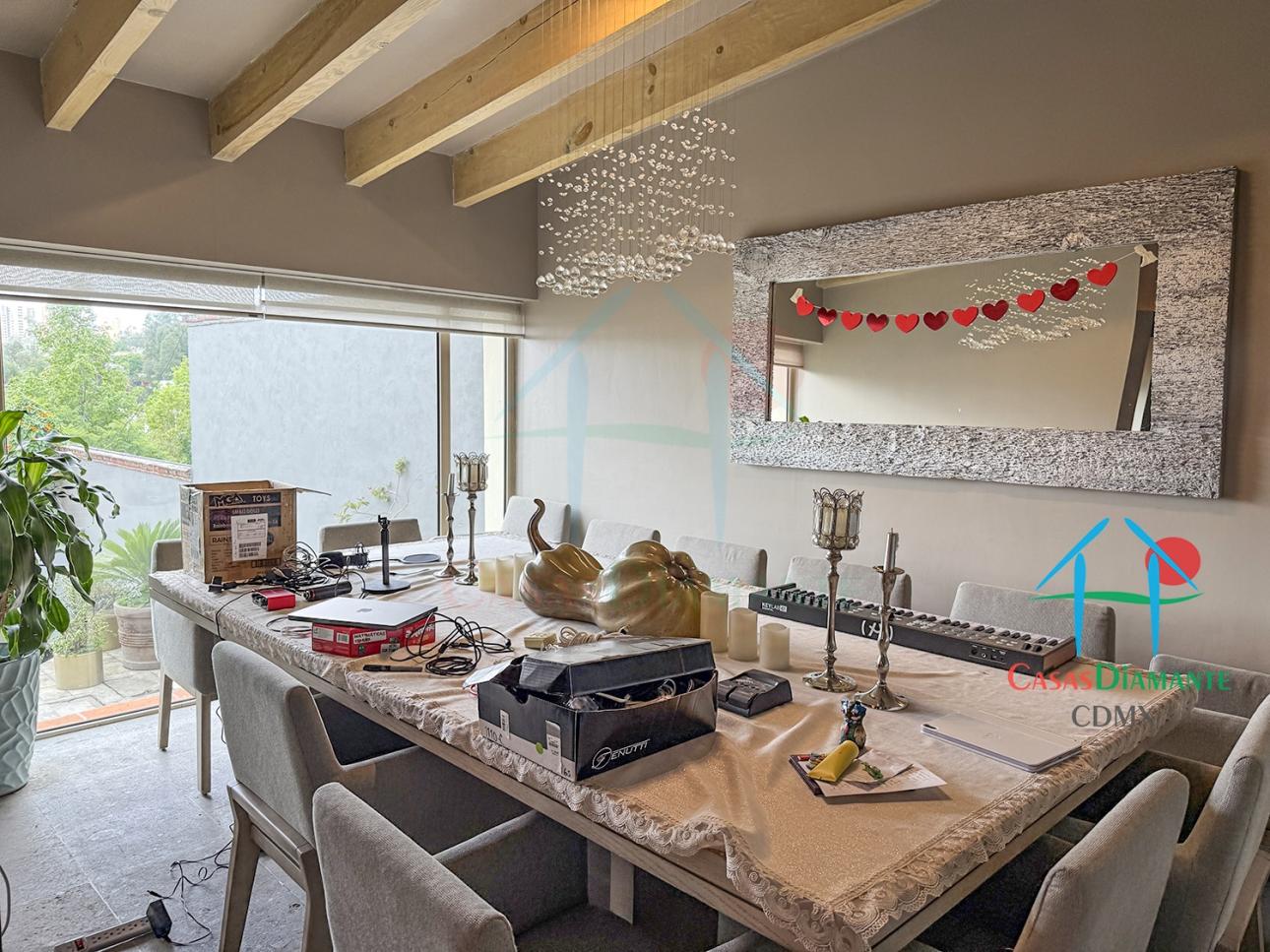 Casa con Terraza, Estudio y Seguridad 24/7 en 3 Niveles
