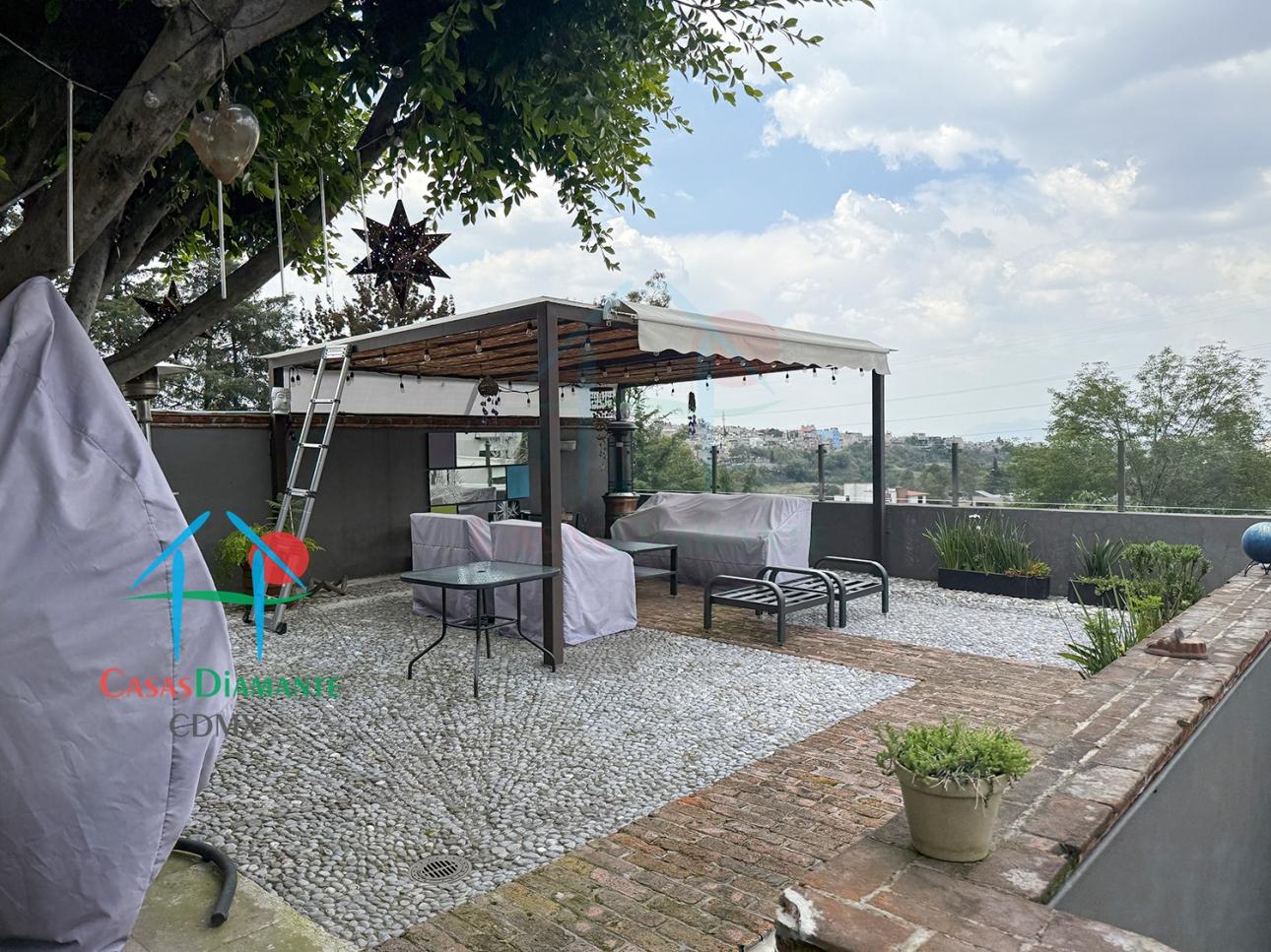 Casa con Terraza, Estudio y Seguridad 24/7 en 3 Niveles