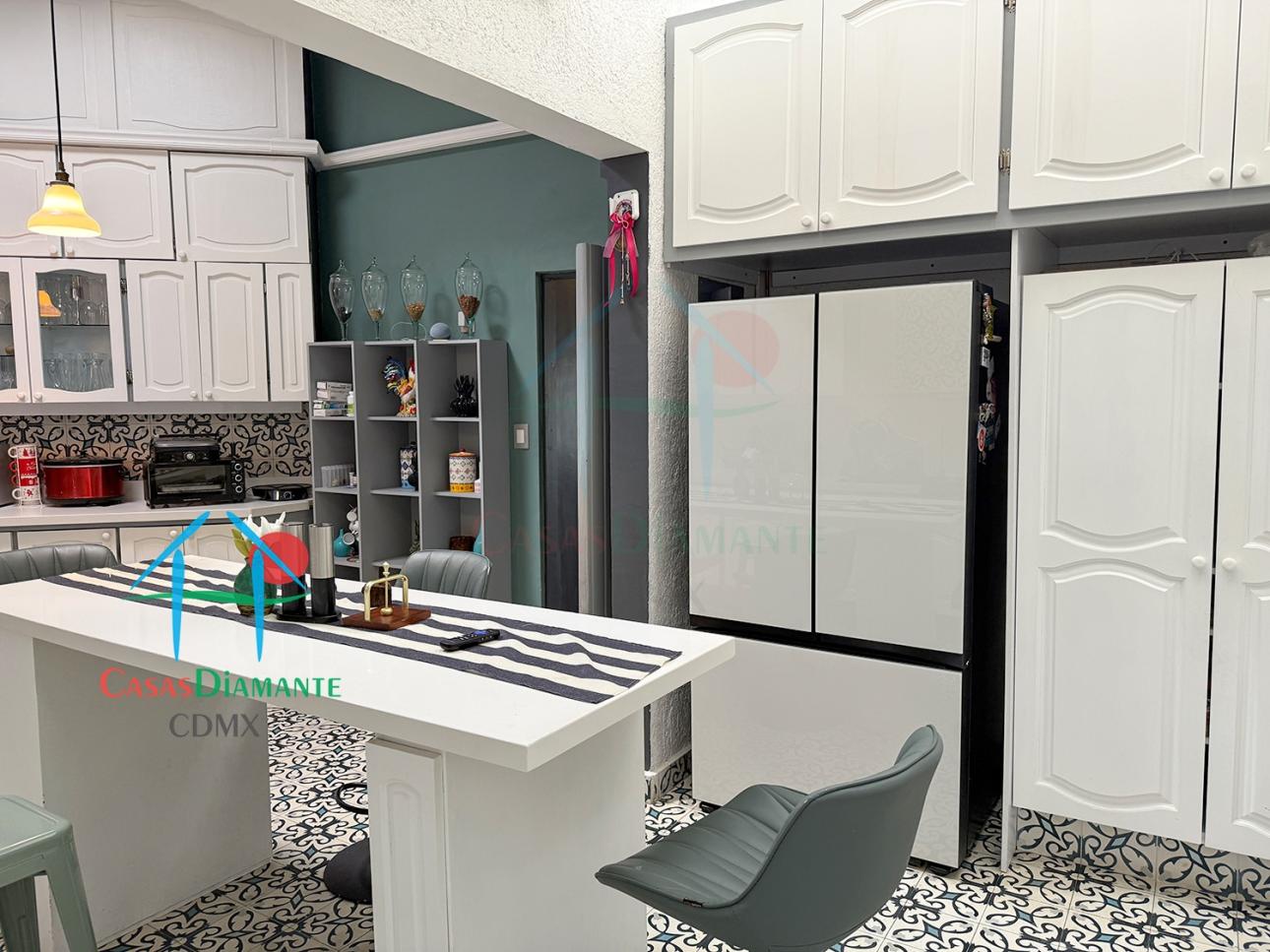 Casa con Terraza, Estudio y Seguridad 24/7 en 3 Niveles