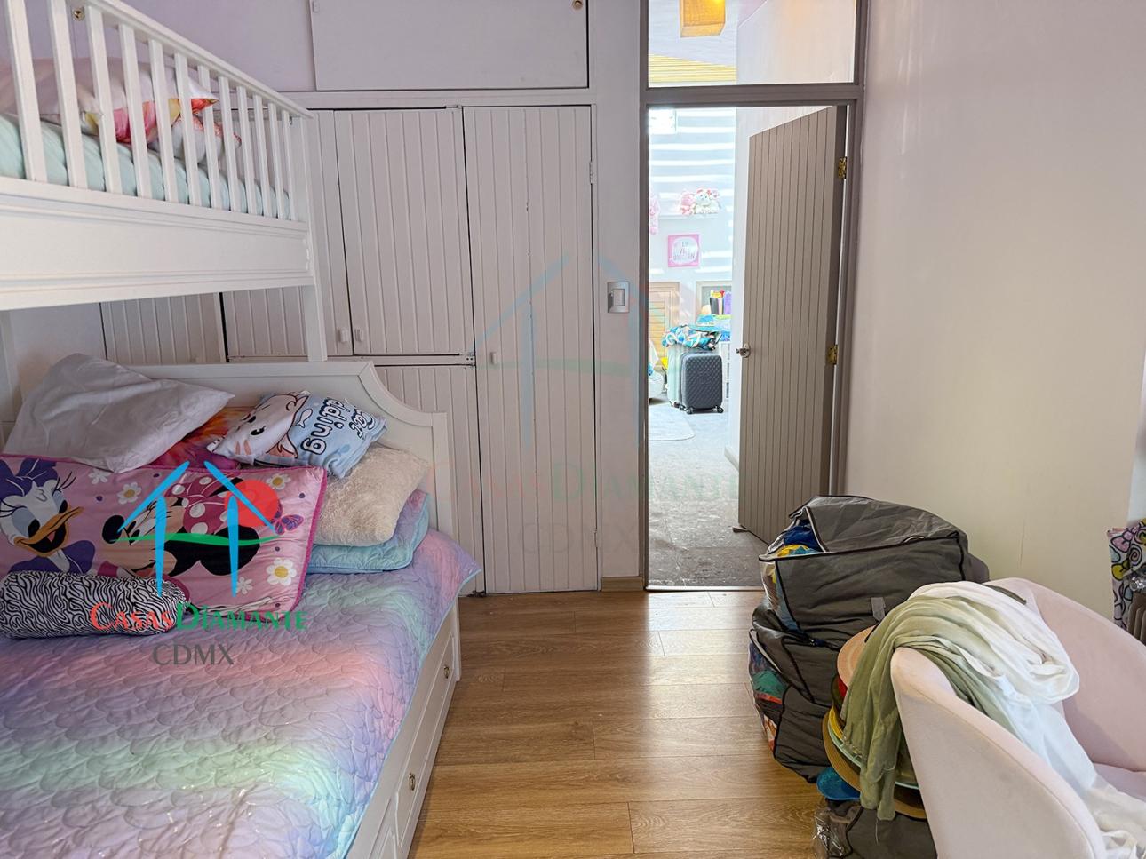 Casa con Terraza, Estudio y Seguridad 24/7 en 3 Niveles