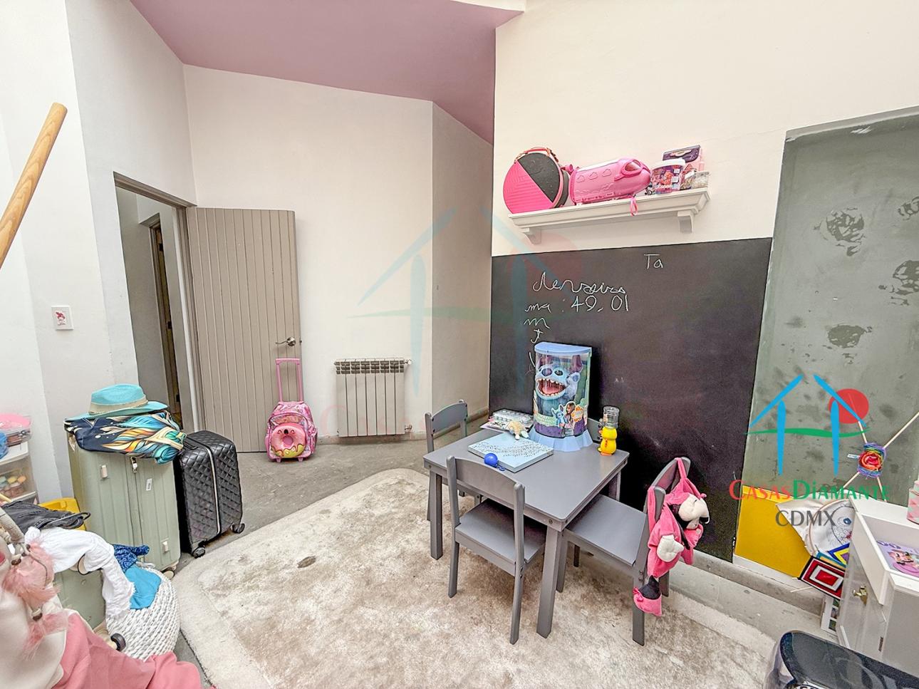 Casa con Terraza, Estudio y Seguridad 24/7 en 3 Niveles