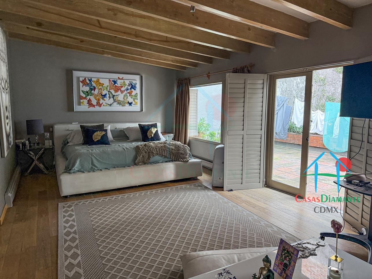 Casa con Terraza, Estudio y Seguridad 24/7 en 3 Niveles