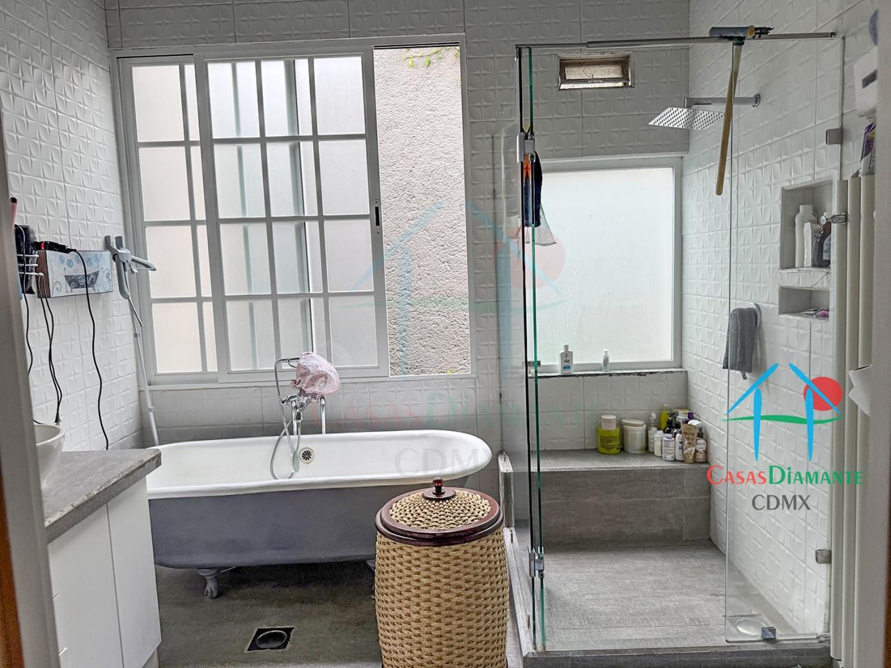 Casa con Terraza, Estudio y Seguridad 24/7 en 3 Niveles