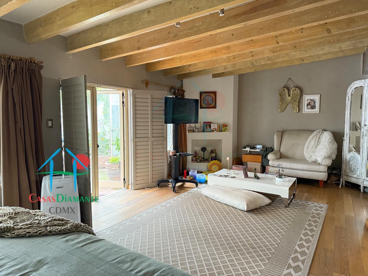 Casa con Terraza, Estudio y Seguridad 24/7 en 3 Niveles