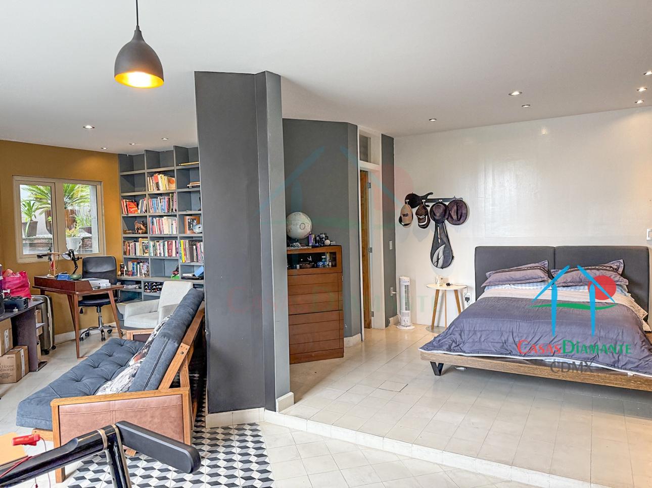 Casa con Terraza, Estudio y Seguridad 24/7 en 3 Niveles