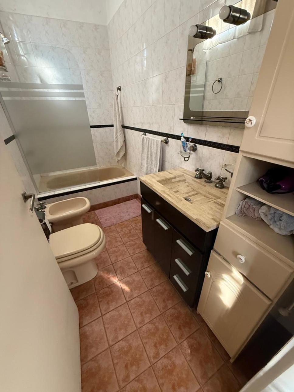 Casa. Venta - 3 amb. c/Cochera -V Ballester