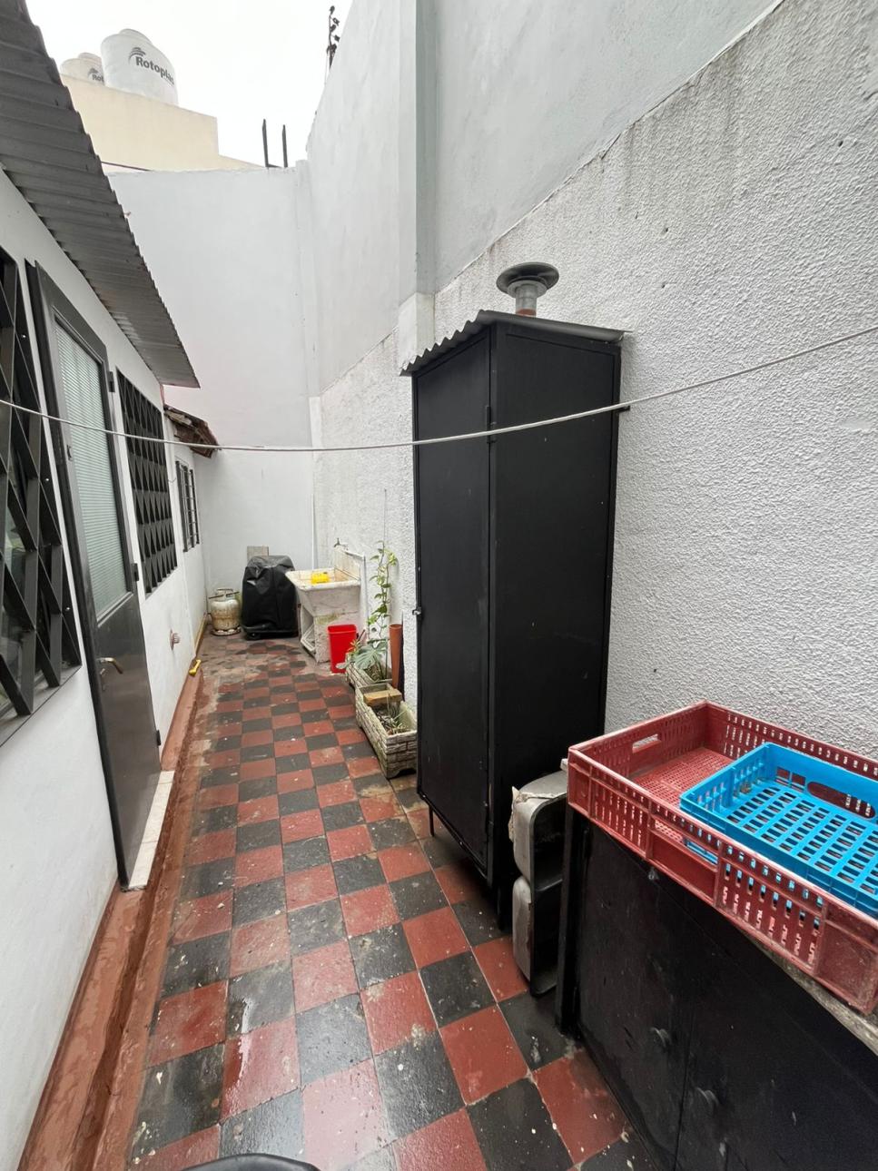 LOCAL DE 28 M2 + VIVIENDA DE 1 AMBIENTE CON PATIO.