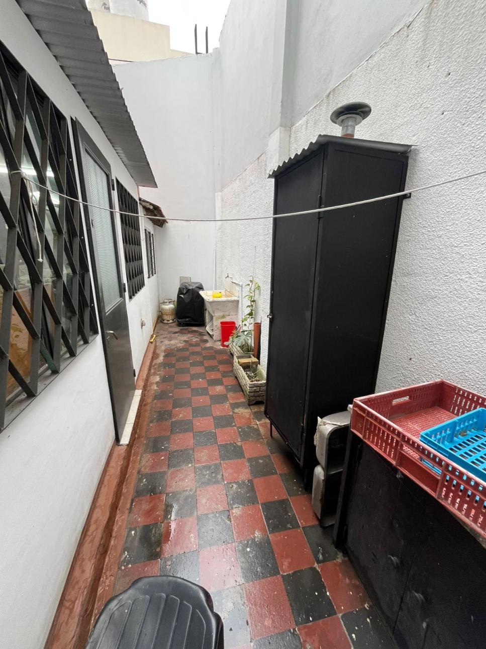 LOCAL DE 28 M2 + VIVIENDA DE 1 AMBIENTE CON PATIO.