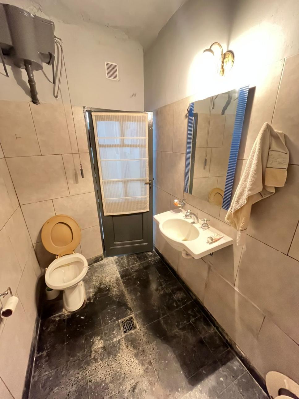 LOCAL DE 28 M2 + VIVIENDA DE 1 AMBIENTE CON PATIO.