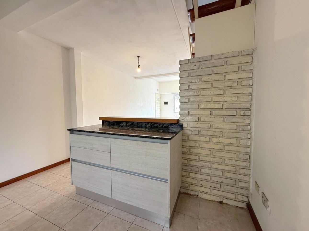 Duplex de 3 ambientes con balcon y cochera
