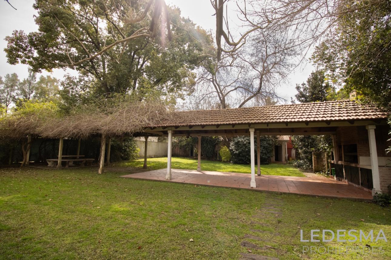 CASA QUINTA SOBRE LOTE DE 1700M2