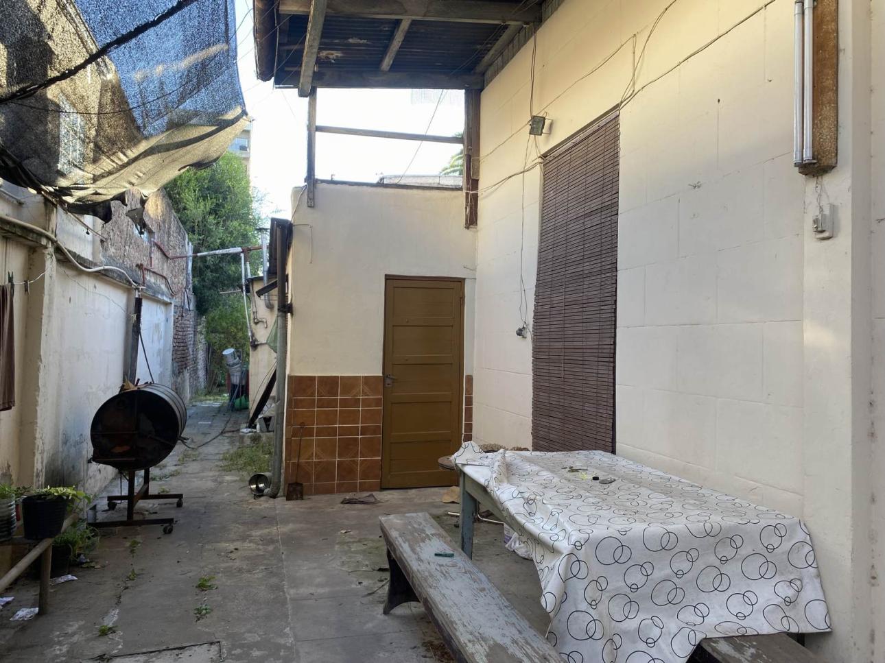 LOTE CON CASA A DEMOLER O REFACCIONAR