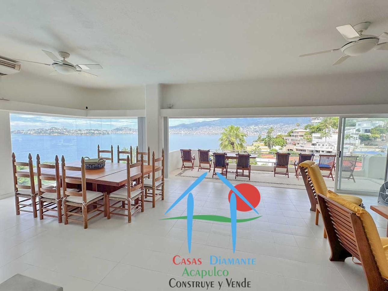 Con 4 recámaras y terraza con vista a la bahía de Acapulco